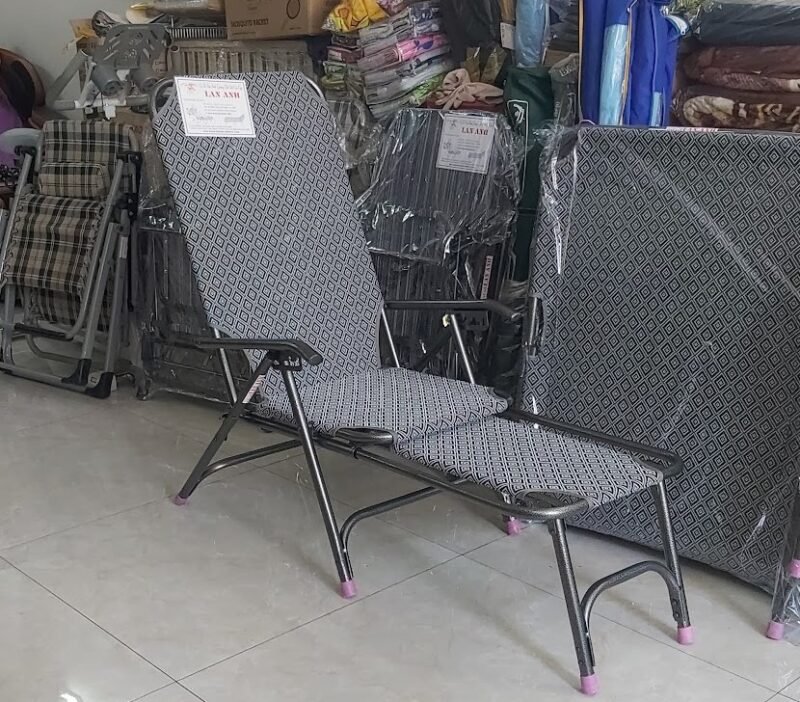 Ghế bố xếp gấp gọn tiện dụng cho phòng khách nhỏ